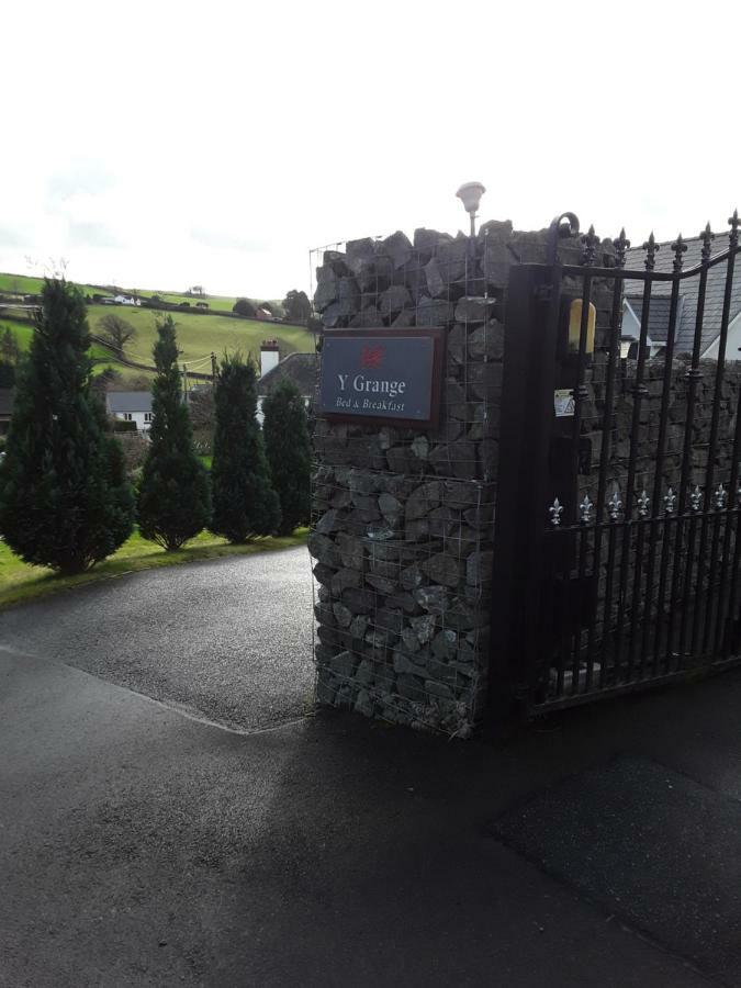 Y Grange Bed & Breakfast Llanfihangel-y-Creuddyn Bagian luar foto
